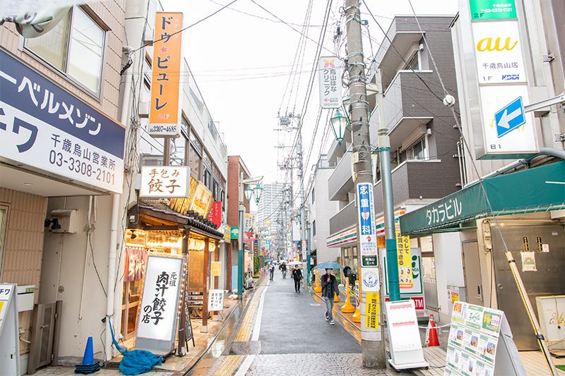 西口の商店街を抜けます。