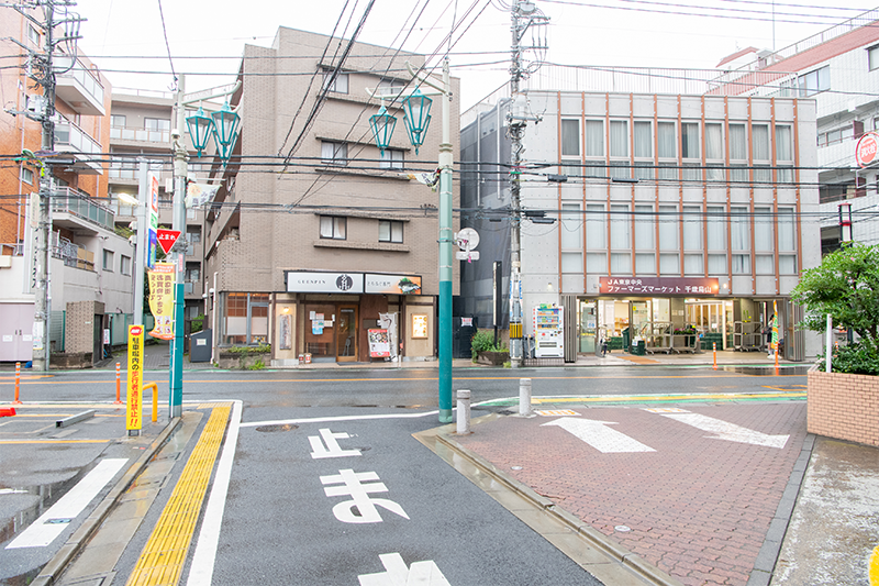 ひとつ目の大通り（旧甲州街道）を右折します。